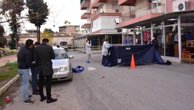 Babasını sokak ortasında başına sopayla vurarak öldürdü