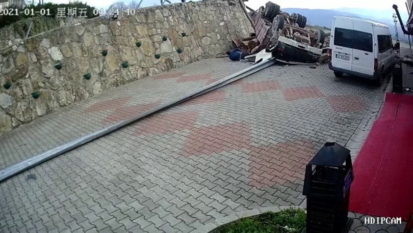 Son dakika haberler… Kontrolden çıkan kamyonun devrildiği feci kaza kamerada!