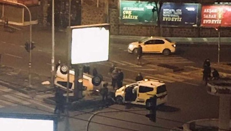 Taksiler kısıtlama saatinde bomboş yolda çarpıştı: Şoförler yaralı