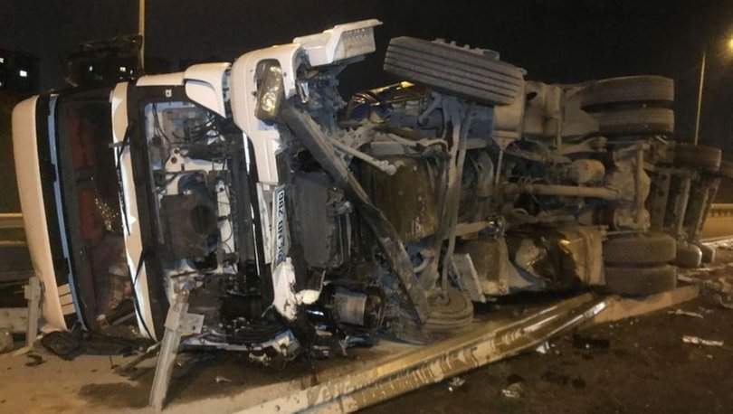Kuzey Marmara Otoyolu’nda demir yüklü TIR devrildi