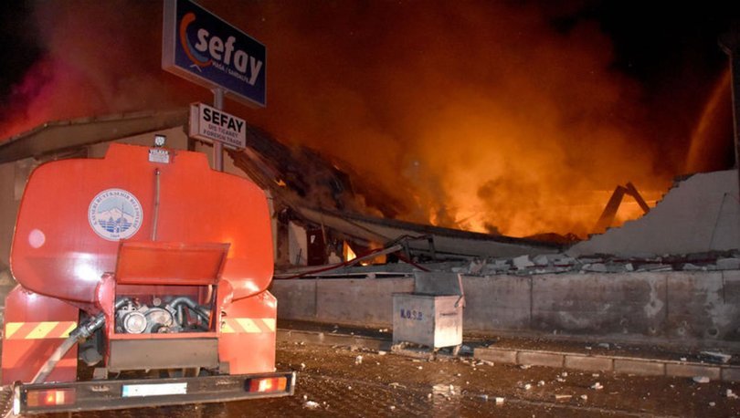Kayseri’de alev alev yanan fabrikanın bazı kısımları çöktü!