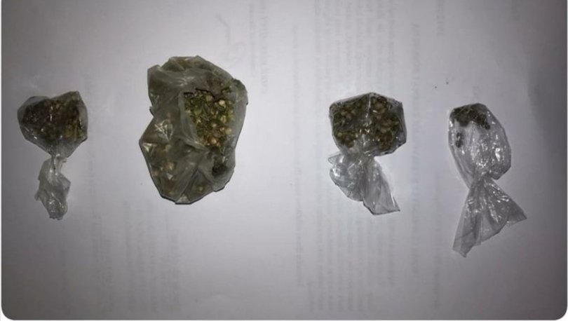 Soma’daki operasyonda 209 adet uyuşturucu hap ve 50 gram esrar maddesi ele geçirildi.