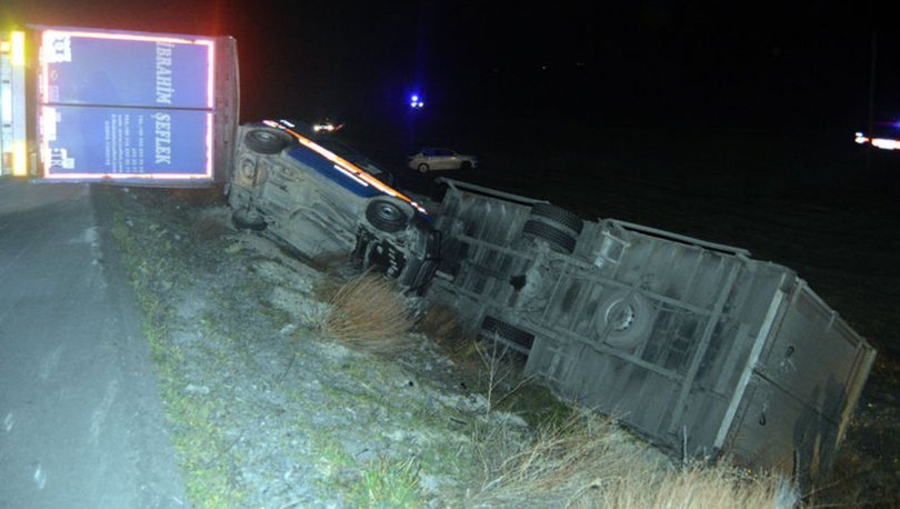 Rüzgar ağaçları kökünden söktü, aralarında TIR’ın olduğu 4 aracı devirdi! Yaralılar var