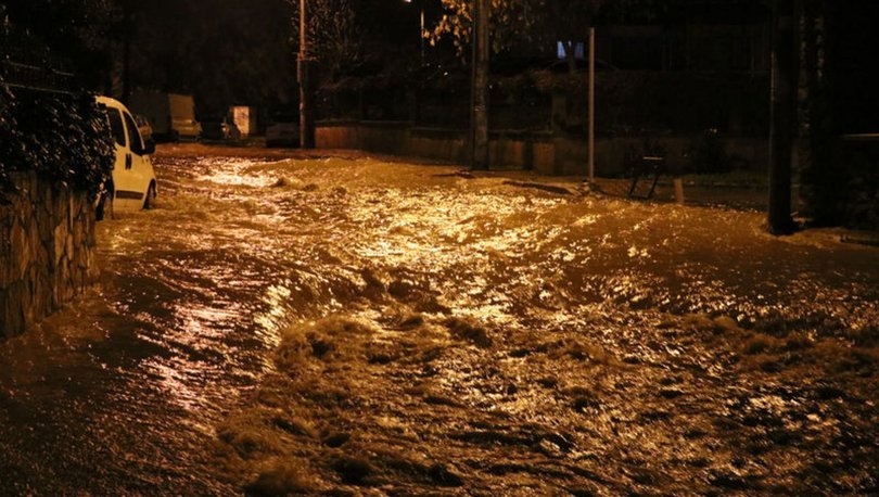 İzmir’i sel vurdu! Evler, dükkanlar ve araçlarda hasar var