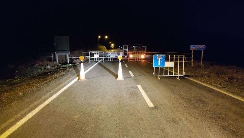 Tekirdağ’da sağanak ve fırtına nedeniyle düşen kaya parçaları yolu kapattı