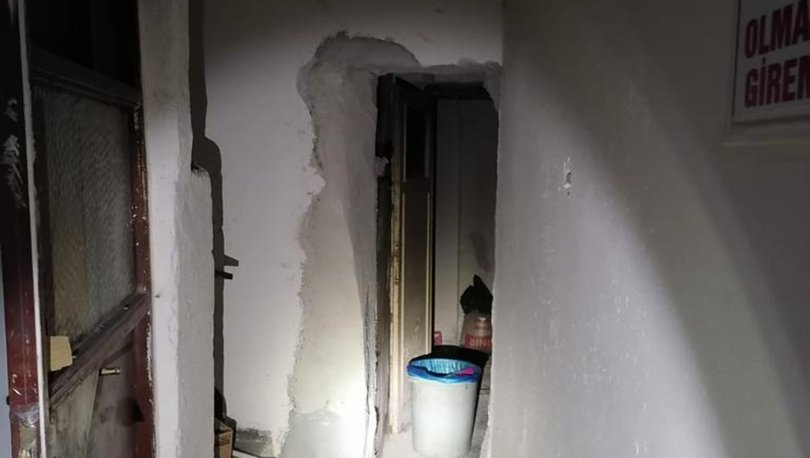 Kumar oynamak için duvarı yıkıp gizli giriş yapmışlar