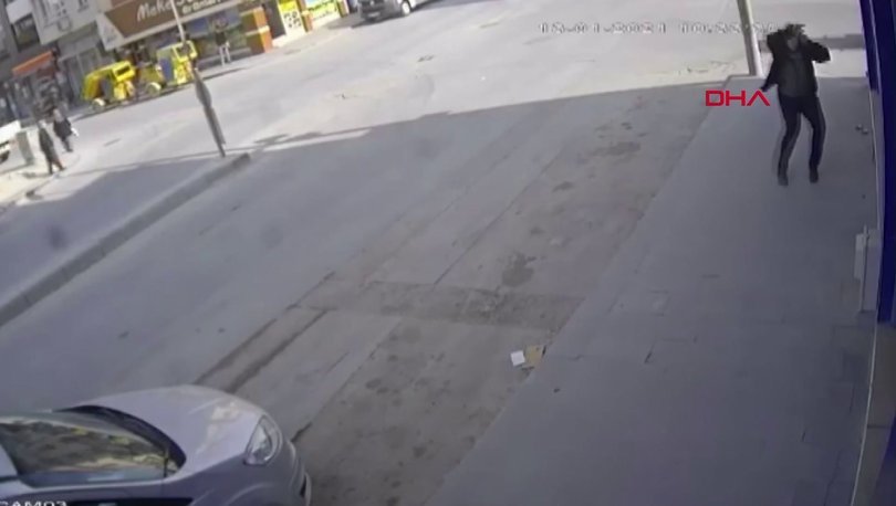 Çatı ustası, uçan çatıdan son anda kaçarak kurtuldu!