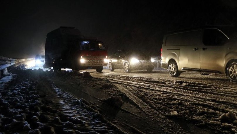 Zonguldak’ta kar nedeniyle araçlar yolda kaldı