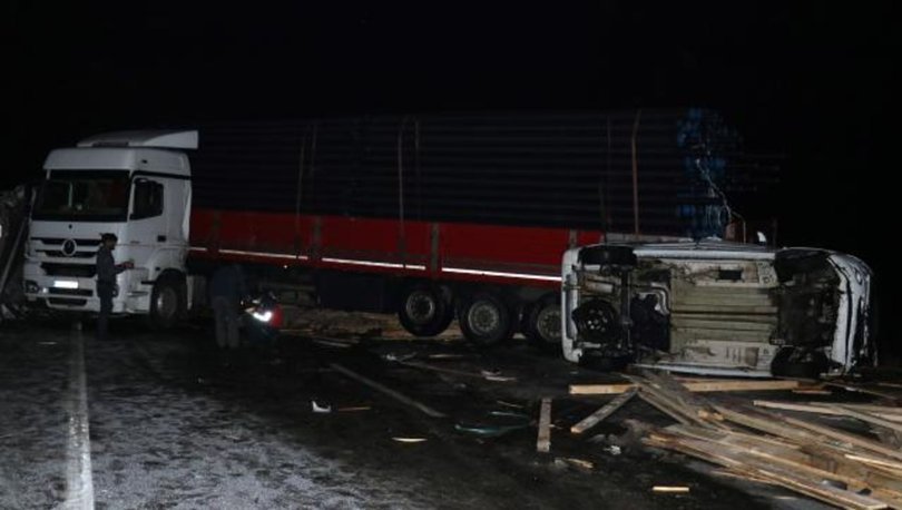 Ağrı’da buzlanan yol zincirleme kazaya neden oldu: 3 yaralı