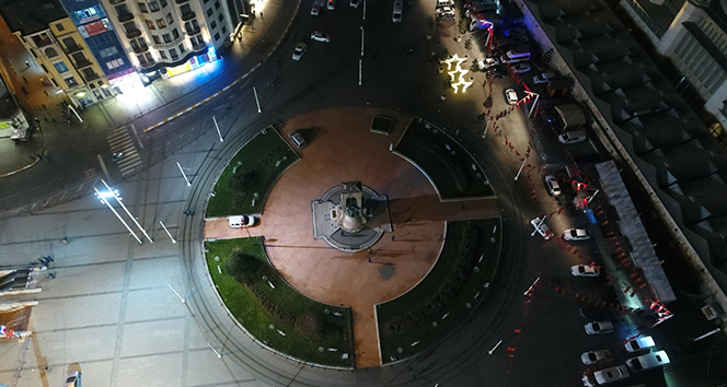İstiklal Caddesi ve Taksim Meydanı geçtiğimiz yılın aksine bu yılbaşında sessizliğe büründü