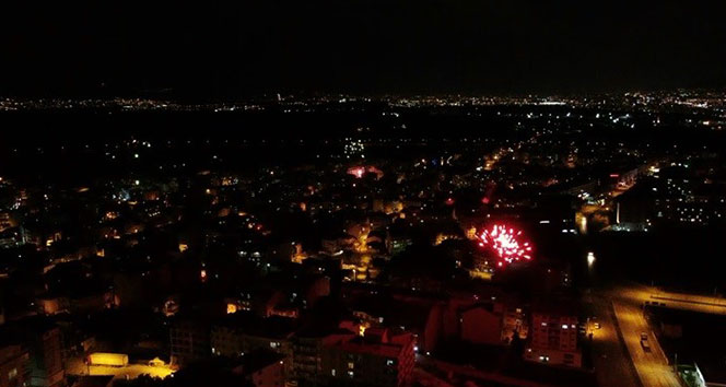 Bursalılar yeni yıla havai fişekler ve magandaların silahlarını ateşlemesiyle girdi