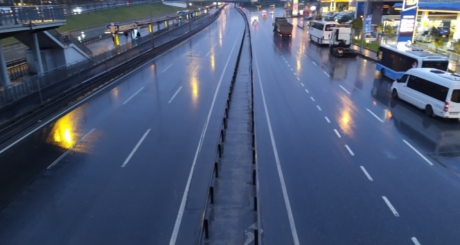 Yeni yılın ilk gününde meydanlar ve yollar boş kaldı