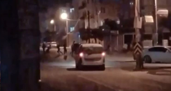 Yılbaşını sokakta ‘Erik Dalı’ ile kutladılar, polisin sireniyle çil yavrusu gibi dağıldılar
