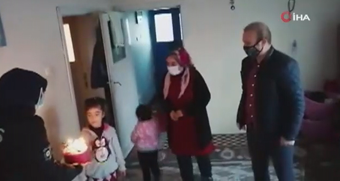 Polisi arayıp pasta isteyen Rabiya’ya polisten ‘doğum günü’ sürprizi