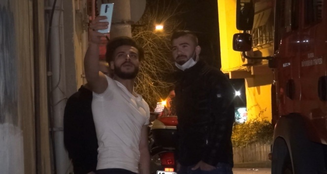 Evi yanarken canlı yayın yaptı