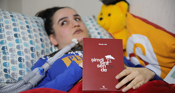 Üç makineye bağlı yaşayan Nurçin, tek parmağı ile 3’üncü kitabını çıkardı