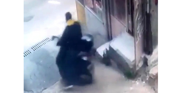 Bursa’da güpegündüz motosiklet hırsızlığı kamerada