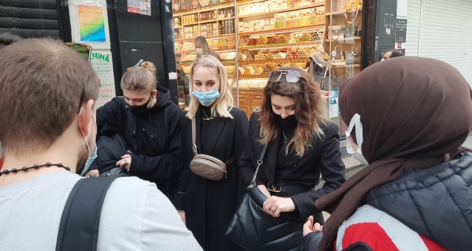 Turistlerin İstiklal’in orta yerinde yaptıkları pes dedirtti