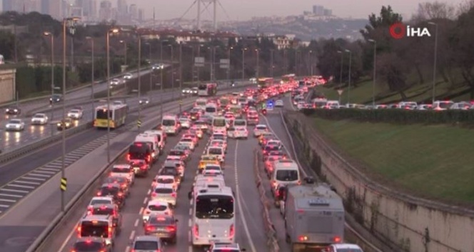 80 saatlik kısıtlamanın sonlanmasıyla E-5’te trafik yoğunluğu