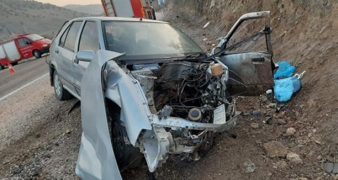 Kayalığa çarpan otomobilde 1 kişi öldü, 4 kişi yaralandı
