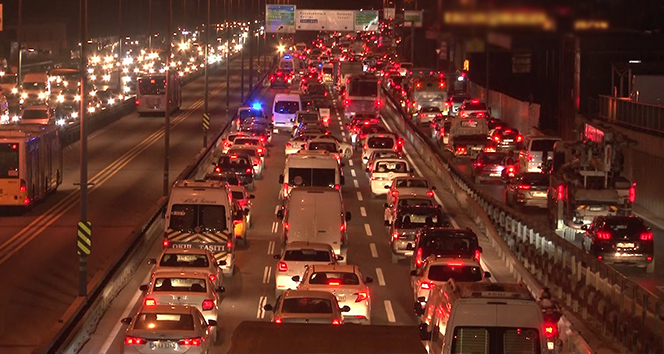 İstanbul’da mesai çıkışında trafik yoğunluğu