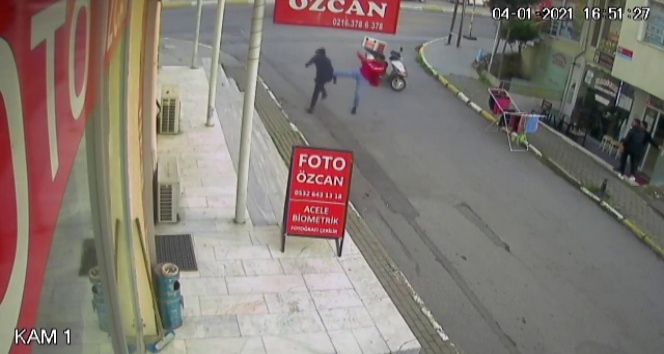 Kuyumcuya sahte altın veren şahsa motokuryeden uçan tekme kamerada