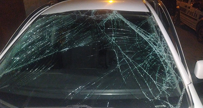 Sigara yakmak için çakmağı çaktılar, seyir halindeki otomobili patlattılar: 2 yaralı