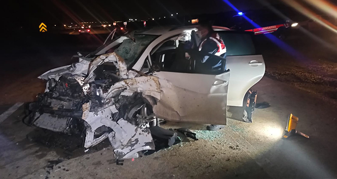 Sincan’da kamyon ile otomobil kafa kafaya çarpıştı: 1 ölü, 2 yaralı
