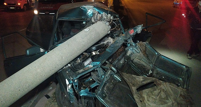 Elektrik direğine çarpan otomobil hurdaya döndü: 1 ağır yaralı