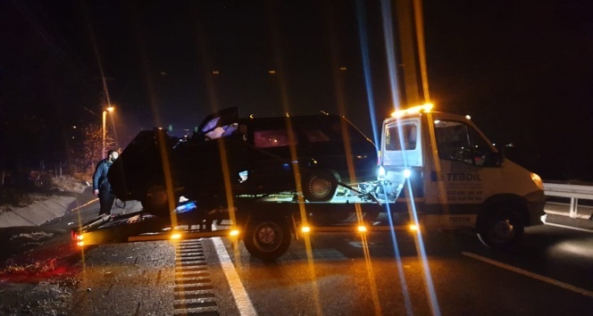 Tosya’da otomobil menfeze çarptı: 3 yaralı