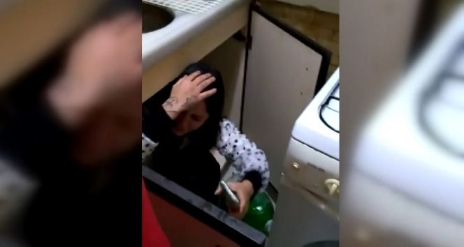 Polisi görünce tezgâhın altına saklandı