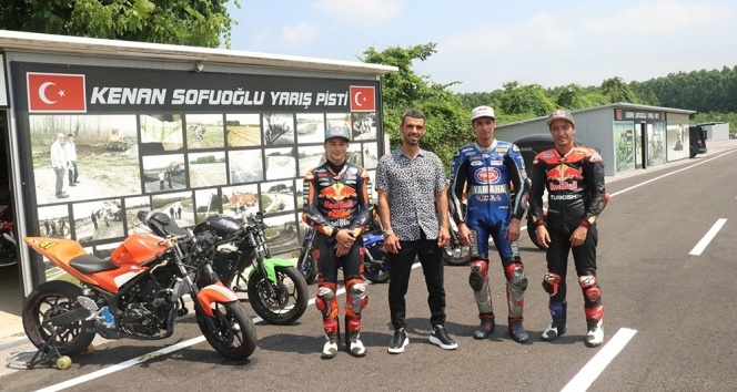 Milli motosikletçi, hurdaya dönen araçtan yaralı kurtuldu