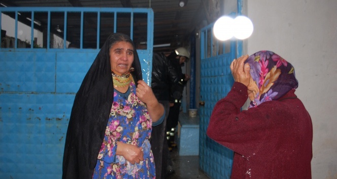 Mahalleli sokağa döküldü, evlerinin yanışına hüngür hüngür ağladılar