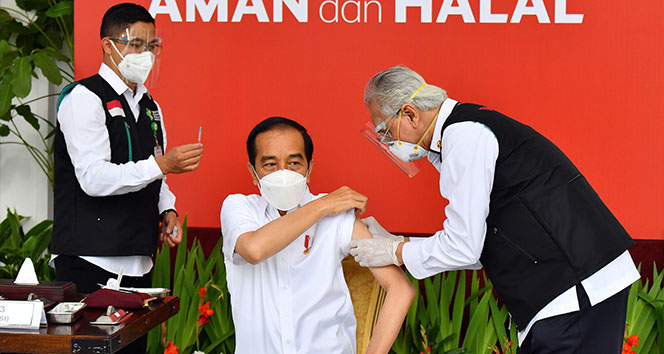 Endonezya’da ilk aşı Devlet Başkanı Widodo’ya yapıldı