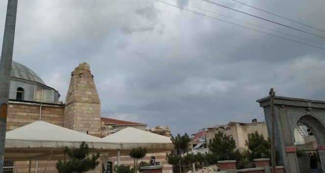Cami minaresi şiddetli rüzgardan yıkıldı