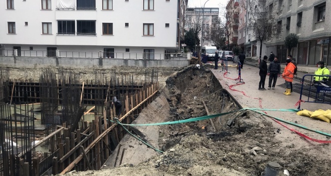 Avcılar’da yağış nedeniyle inşaatın istinat duvarı çöktü