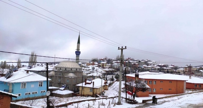 Köye yağan 5 santimetre kar sevindirdi