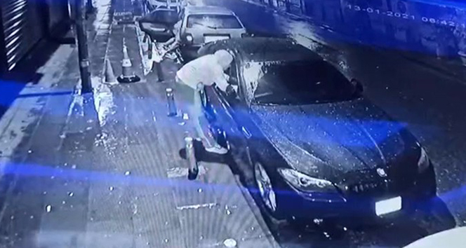 Esenler’de lüks araç vatandaşların gözü önünde soyuldu