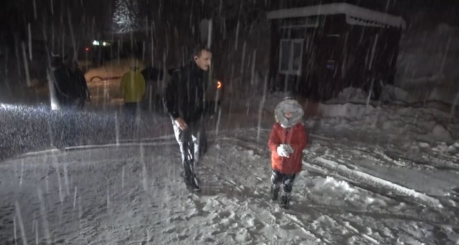 Uludağ’da kar yarım metreyi aştı