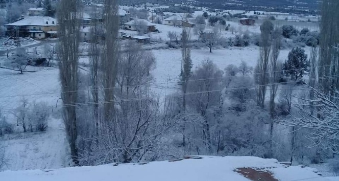 Çal’da mevsimin ilk karı yağdı
