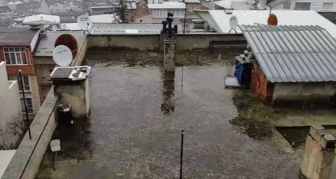 Bursa’da beklenen kar yağışı, şehir merkezinde başladı