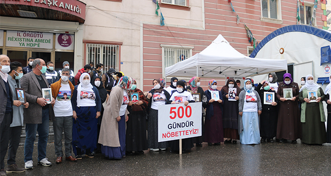 HDP önündeki ailelerin evlat nöbeti 500’üncü gününde