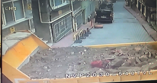Beyoğlu’nda kamyonetin binaya çarptı anlar kamerada
