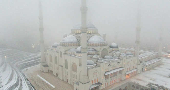 Beyaz örtüye bürünen Çamlıca Camii havadan görüntülendi