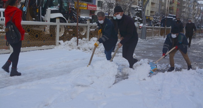 Hakkari’de kar timleri iş başında