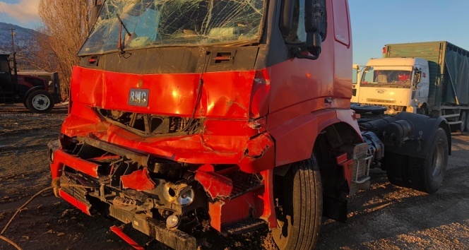 Elazığ’da zincirleme kaza 5 araç birbirine girdi: 4 yaralı