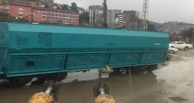 Yük treni raydan çıktı yola oturdu