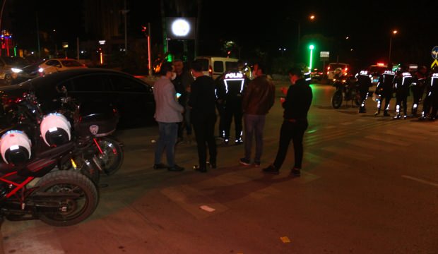 Adana’da otomobil ile çarpışan motosikletteki Yunus polisi yaralandı
