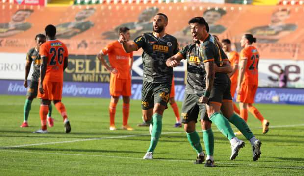 Alanyaspor zirve aşkına Başakşehir’e acımadı