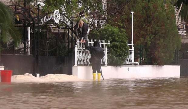 Antalya’yı yağış vurdu! Sokaklar trafiğe kapatıldı